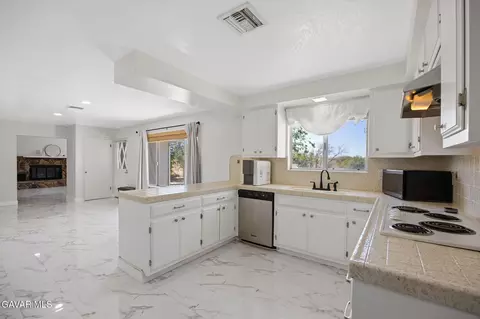 Kitchen - 33036 E 165th St, Llano, CA 93544 photo 4 of 4