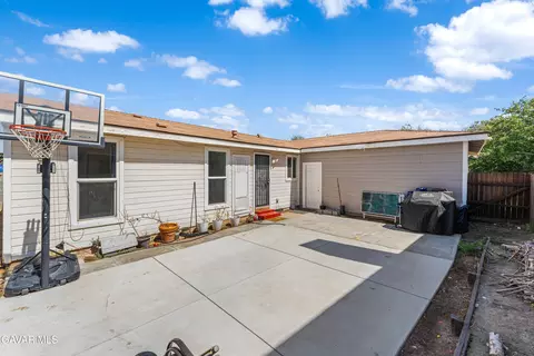 Exterior - 44117 Parkview Ln, Lancaster, CA 93535 photo 4 of 6