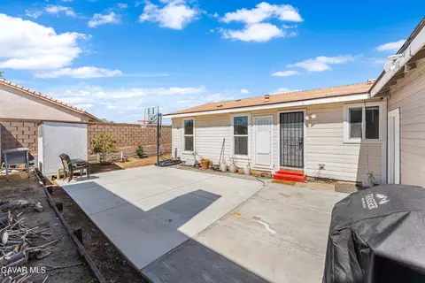 Exterior - 44117 Parkview Ln, Lancaster, CA 93535 photo 2 of 6