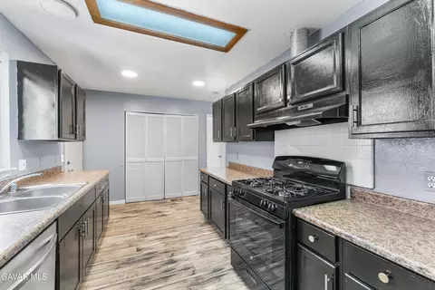 Kitchen - 44117 Parkview Ln, Lancaster, CA 93535 photo 5 of 5