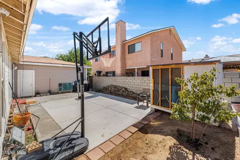 Exterior - 44117 Parkview Ln, Lancaster, CA 93535 photo 5 of 6