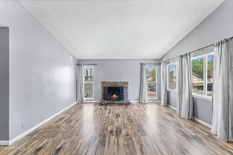 Living - 44117 Parkview Ln, Lancaster, CA 93535 photo 3 of 8