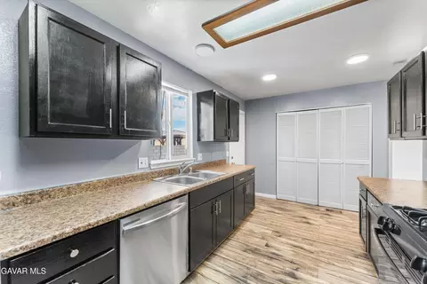 Kitchen - 44117 Parkview Ln, Lancaster, CA 93535 photo 4 of 5