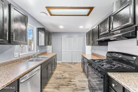 Kitchen - 44117 Parkview Ln, Lancaster, CA 93535 photo 3 of 5