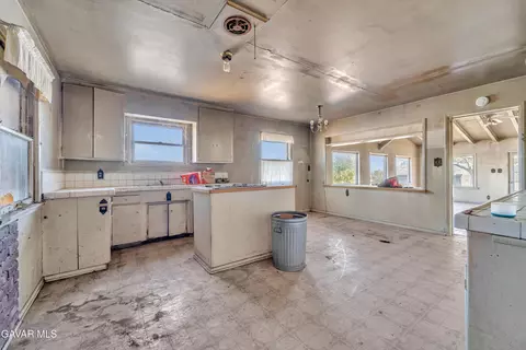 Kitchen - 35602 12 Old Nadeau Rd, Palmdale, CA 93550 photo 4 of 4