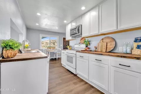 Kitchen - 35602 12 Old Nadeau Rd, Palmdale, CA 93550 photo 1 of 4