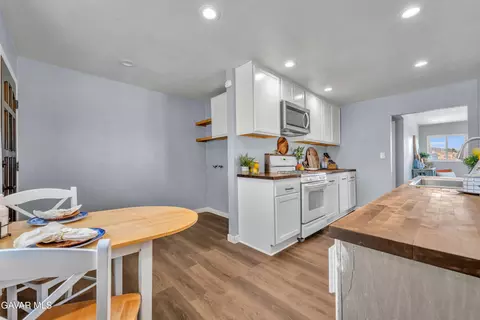 Kitchen - 35602 12 Old Nadeau Rd, Palmdale, CA 93550 photo 3 of 4