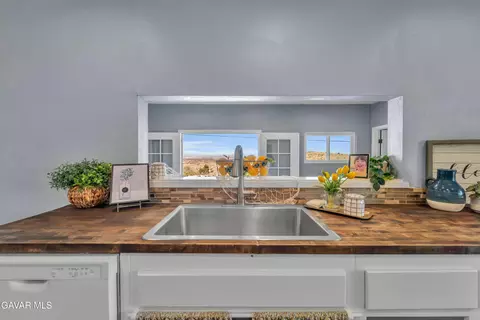 Kitchen - 35602 12 Old Nadeau Rd, Palmdale, CA 93550 photo 2 of 4