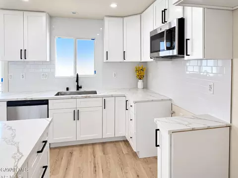 Kitchen - 40356 Ronar St, Palmdale, CA 93591 photo 2 of 7