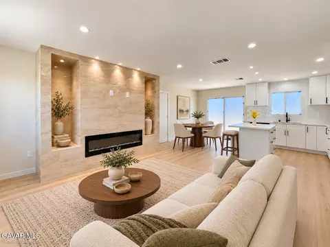 Living - 40356 Ronar St, Palmdale, CA 93591 photo 3 of 4