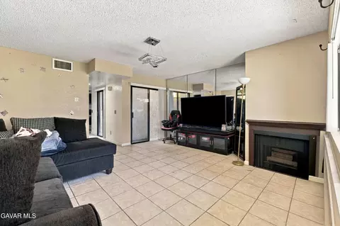 Living - 44200 Kingtree Ave UNIT 14, Lancaster, CA 93534 photo 1 of 2