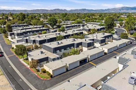 View/Area - 19208 Hamlin St UNIT 5, Reseda, CA 91335 photo 4 of 5