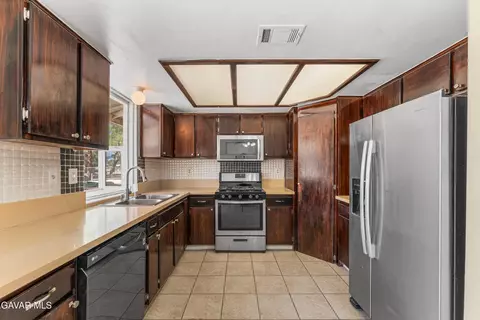 Kitchen - 38625 159th St E, Palmdale, CA 93591 photo 2 of 4