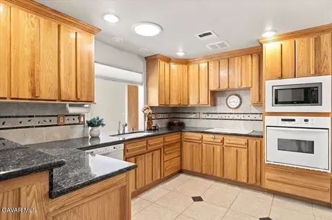 Kitchen - 30100 Sunland Way, Tehachapi, CA 93561 photo 2 of 4