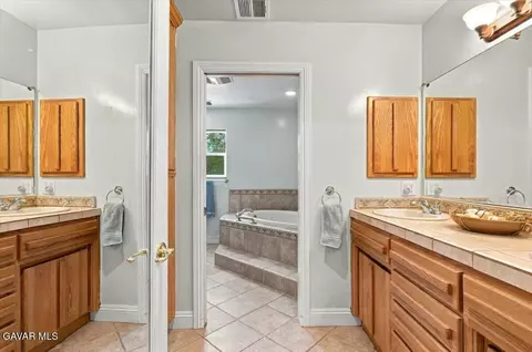 Bath - 30100 Sunland Way, Tehachapi, CA 93561 photo 1 of 4