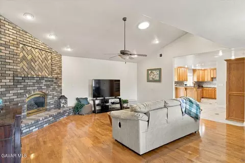Living - 30100 Sunland Way, Tehachapi, CA 93561 photo 2 of 2