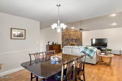 Dining - 30100 Sunland Way, Tehachapi, CA 93561 photo 2 of 3