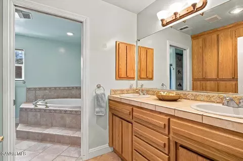 Bath - 30100 Sunland Way, Tehachapi, CA 93561 photo 2 of 4