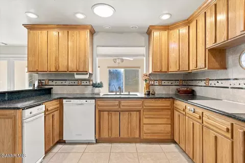 Kitchen - 30100 Sunland Way, Tehachapi, CA 93561 photo 3 of 4