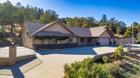 Exterior - 30100 Sunland Way, Tehachapi, CA 93561 photo 3 of 7