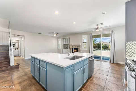 Kitchen - 37639 Persimmon Ln, Palmdale, CA 93551 photo 4 of 5