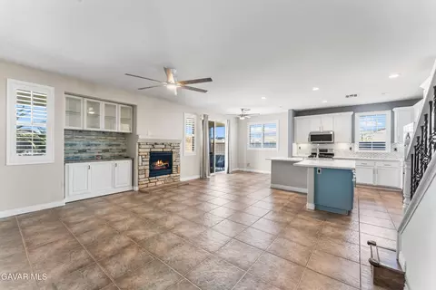 Living - 37639 Persimmon Ln, Palmdale, CA 93551 photo 2 of 12