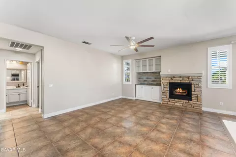 Living - 37639 Persimmon Ln, Palmdale, CA 93551 photo 3 of 12