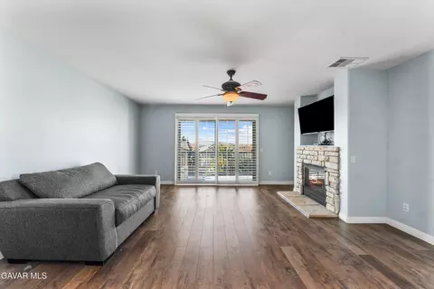 Living - 37639 Persimmon Ln, Palmdale, CA 93551 photo 11 of 12
