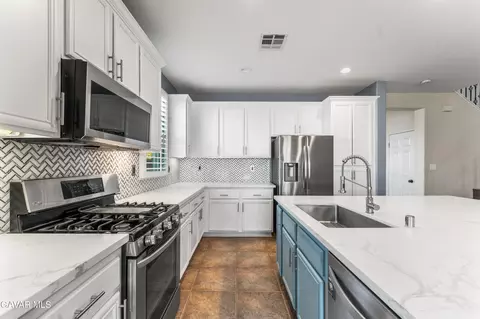 Kitchen - 37639 Persimmon Ln, Palmdale, CA 93551 photo 3 of 5