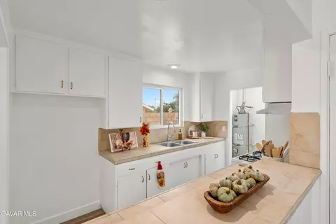 Kitchen - 45329 Rodin Ave, Lancaster, CA 93535 photo 1 of 4