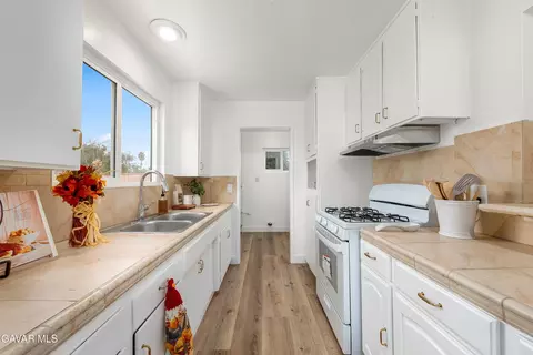 Kitchen - 45329 Rodin Ave, Lancaster, CA 93535 photo 4 of 4
