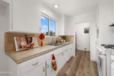 Kitchen - 45329 Rodin Ave, Lancaster, CA 93535 photo 2 of 4