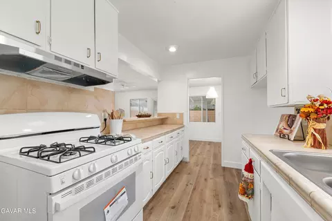 Kitchen - 45329 Rodin Ave, Lancaster, CA 93535 photo 3 of 4