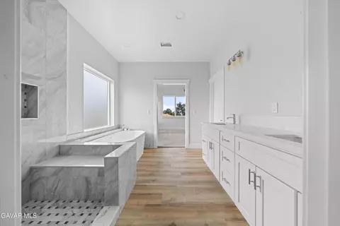 Bath - 27751 Harness Dr, Tehachapi, CA 93561 photo 4 of 5