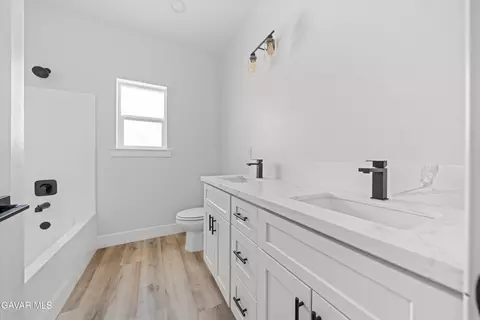 Bath - 27751 Harness Dr, Tehachapi, CA 93561 photo 5 of 5