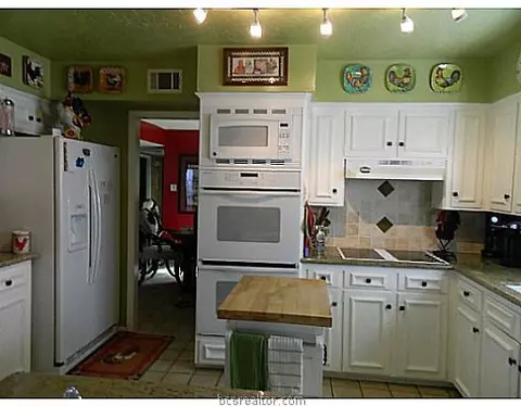 2708 E Camelot Dr, Bryan, TX 77802 photo 9