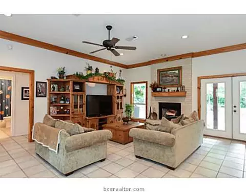 9567 Hensarling Ln, Bryan, TX 77808 photo 3