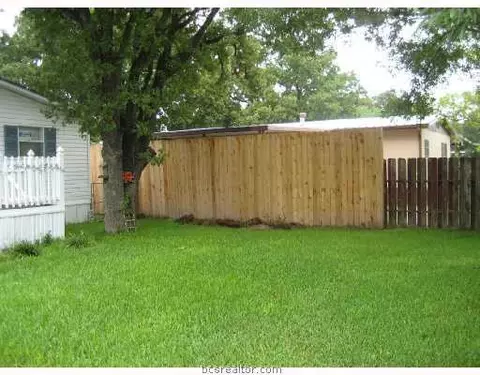 3804 Iverson Dr, Bryan, TX 77803 photo 2