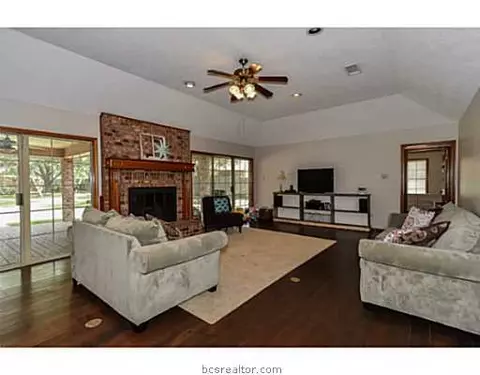2302 Valley View Dr, Bryan, TX 77802 photo 2