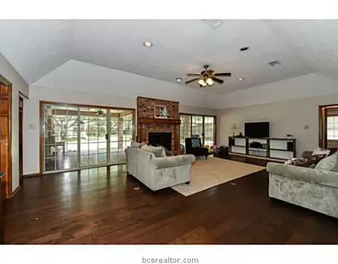 2302 Valley View Dr, Bryan, TX 77802 photo 4
