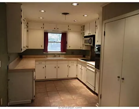 2401 Wayside Dr, Bryan, TX 77802 photo 8