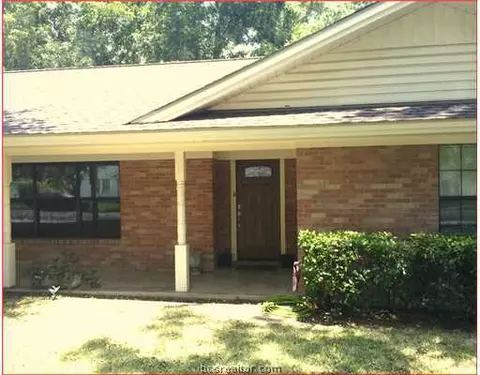 704 E 10th St, Cameron, TX 76520 photo 2
