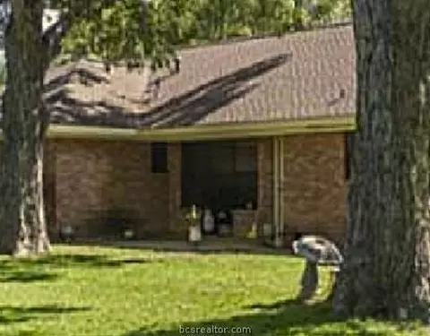 704 E 10th St, Cameron, TX 76520 photo 4