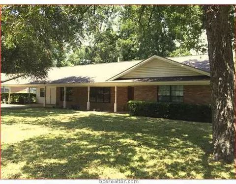 704 E 10th St, Cameron, TX 76520 photo 1