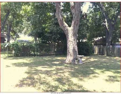 704 E 10th St, Cameron, TX 76520 photo 5