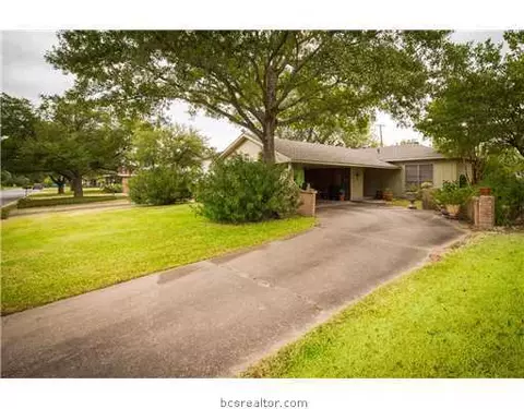 3905 Stillmeadow Dr, Bryan, TX 77802 photo 2