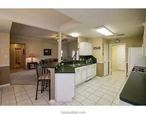 6200 Trellick Ct, Bryan, TX 77802 photo 9