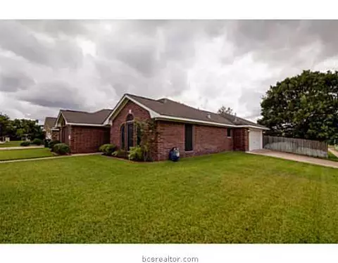 6200 Trellick Ct, Bryan, TX 77802 photo 2