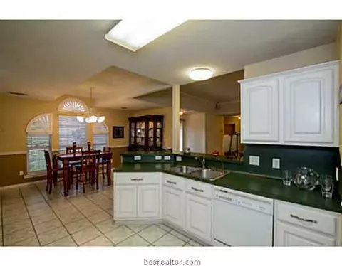 6200 Trellick Ct, Bryan, TX 77802 photo 8