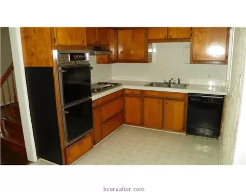100 Brookside Dr, Bryan, TX 77801 photo 2